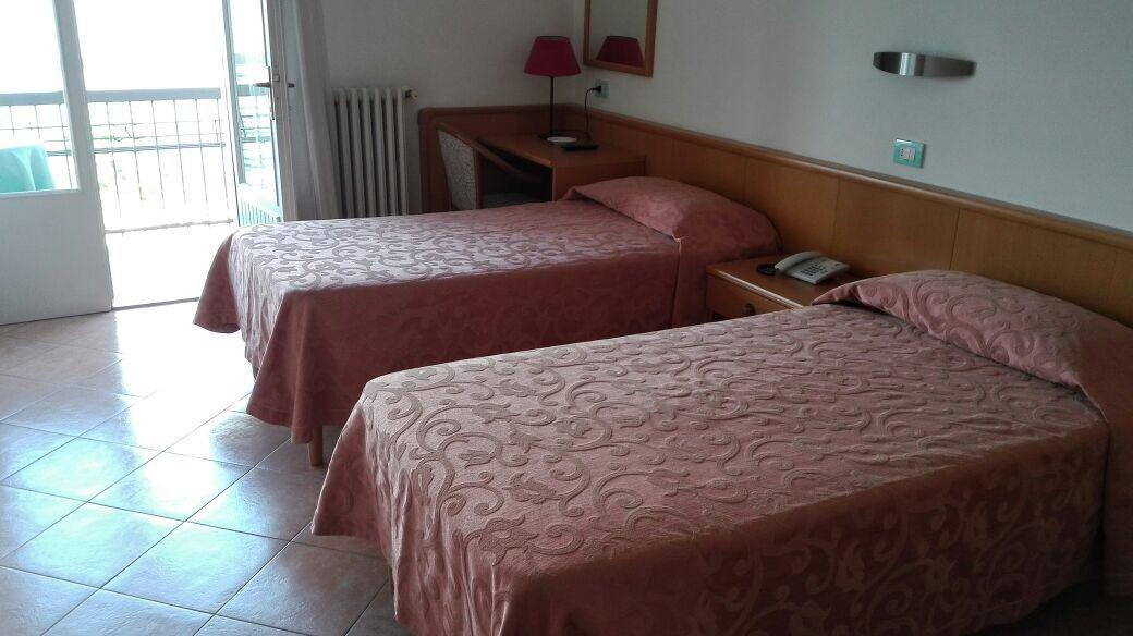 Piccolo Hotel Direkt Am See Бренцоне сул Гарда Екстериор снимка