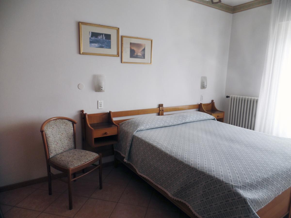 Piccolo Hotel Direkt Am See Бренцоне сул Гарда Екстериор снимка