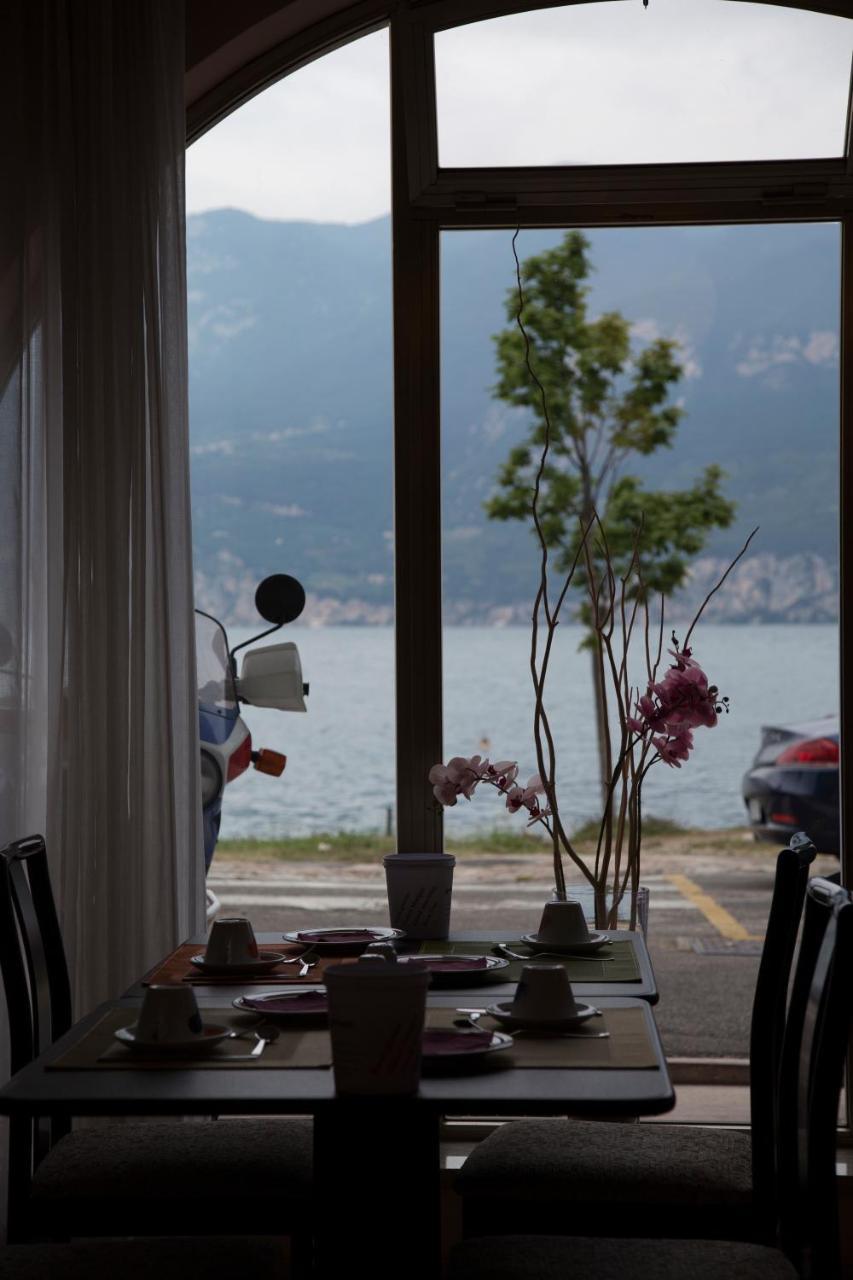 Piccolo Hotel Direkt Am See Бренцоне сул Гарда Екстериор снимка